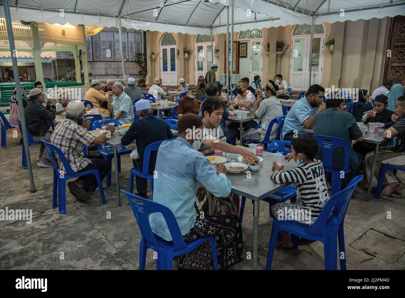 Ramadan meal muslims -Fotos und -Bildmaterial in hoher Auflösung - Seite 2  - Alamy