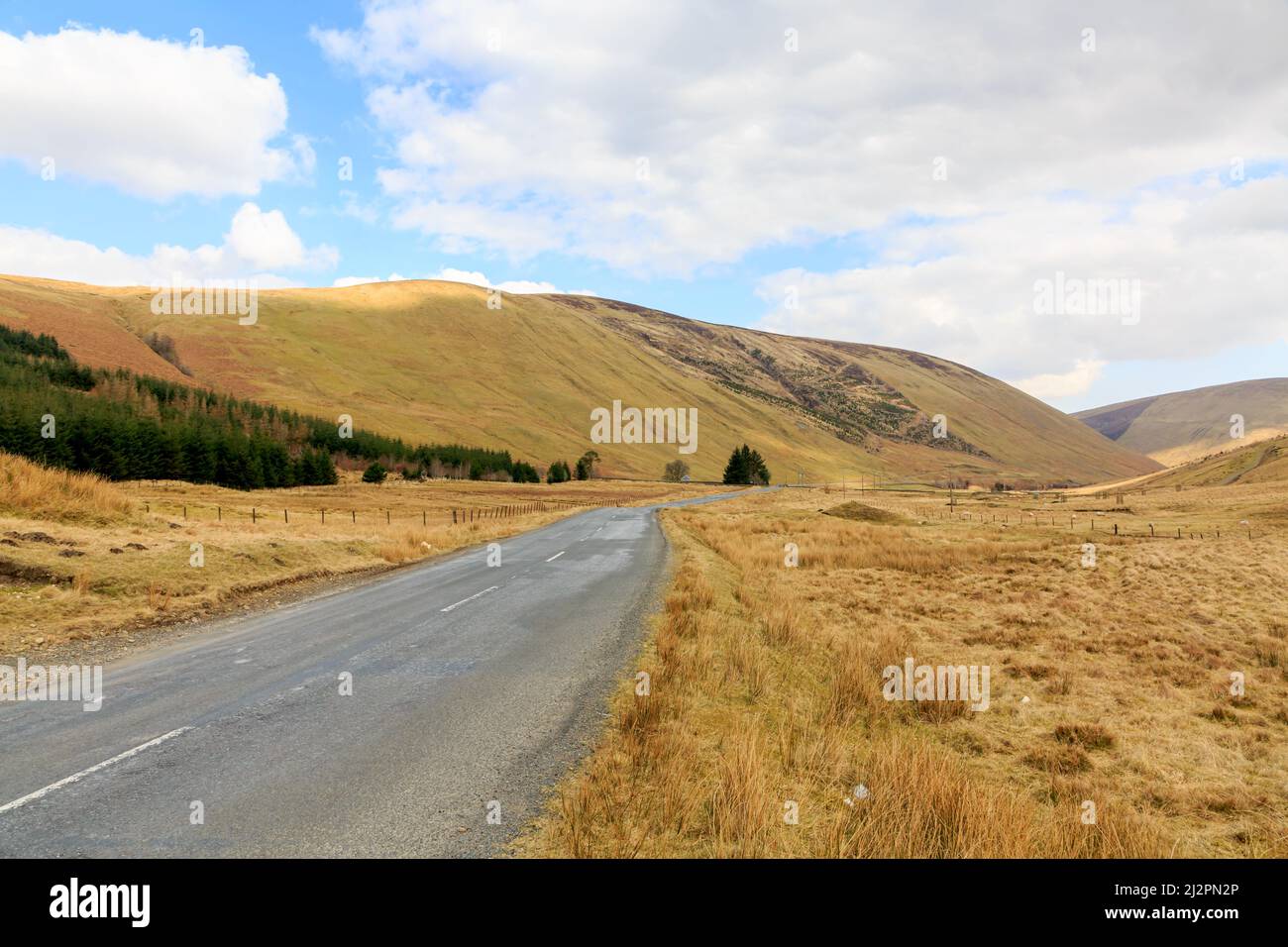 Frühe Frühlingsansicht der Straße von Moffat nach Selkirk in den schottischen Grenzen Stockfoto