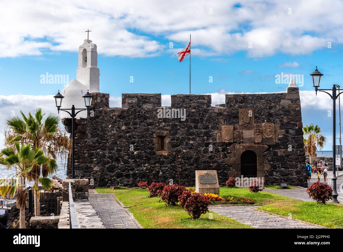 Garachico, Spanien - 2. August 2021: Burg von San Miguel im alten Hafen von Garachico mit alter spanischer Tercios Flagge Stockfoto