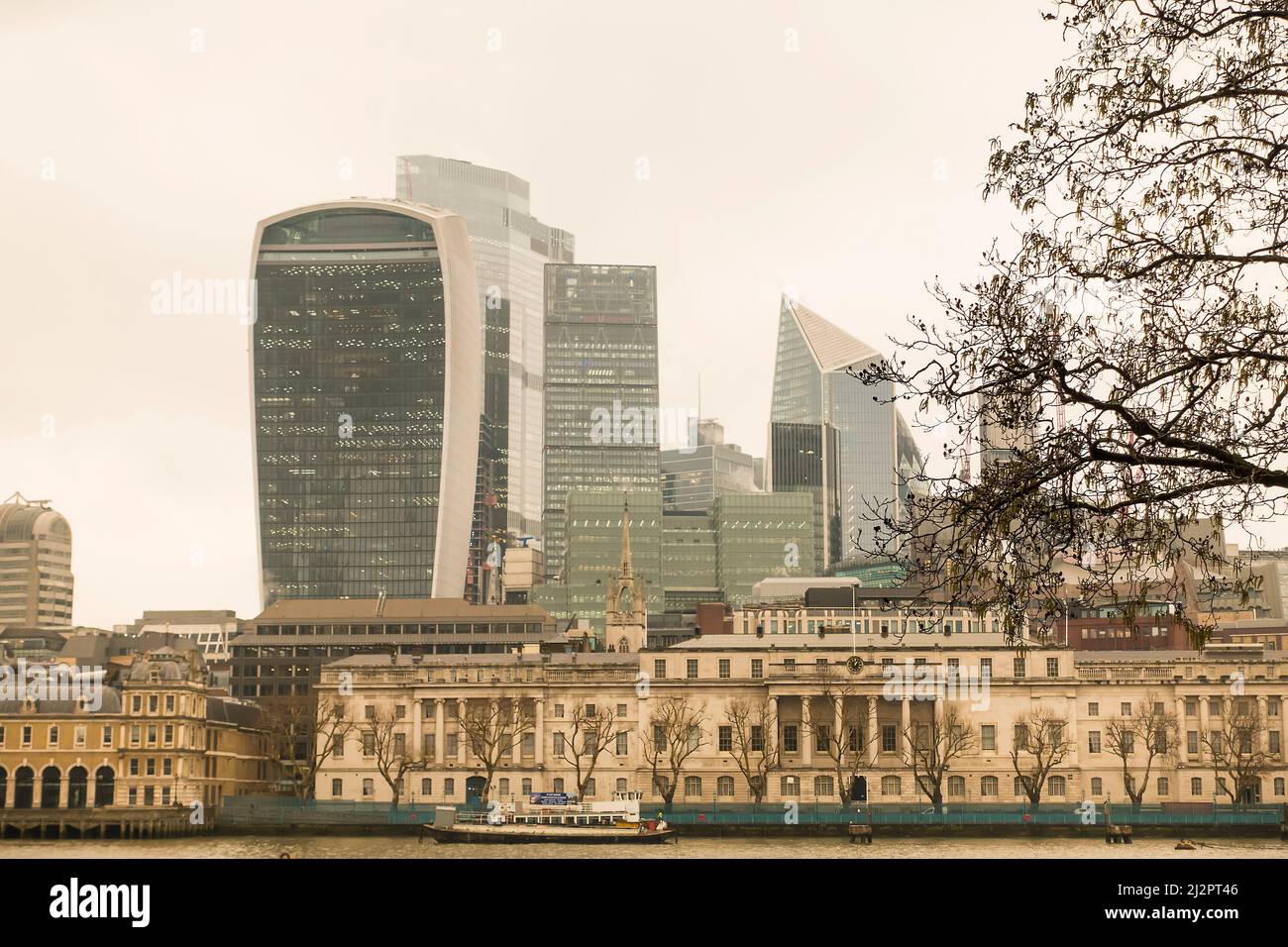 Finanzviertel, City of London, England, Großbritannien von der Themse aus gesehen Stockfoto
