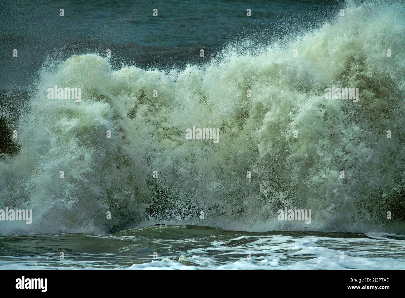 Alle zehn Jahre kommt es zu einem Sturm mit sieben Punkten. Kataklysmen und Wetterphänomene auf See, Stürme und Hurrikane im Herbst Stockfoto