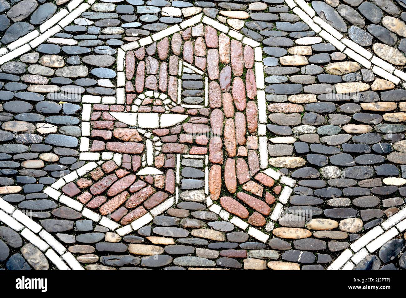 Freiburg (Breisgau, Baden-Württemberg, Deutschland): Bürgersteig in einer alten Straße mit Handelszeichen Stockfoto