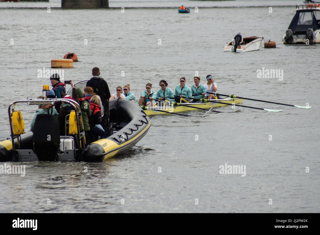 London, Großbritannien. 3. April 2022. Oxford schlägt Cambridge im 2022 Boat Race. Die Oxford Mens Crew sicherte sich ihren ersten Sieg seit 2017 beim 167. Boat Race wieder zu Hause auf dem Tideway. BBC tv berichtete über die Veranstaltung, während Clare Balding kommentierte und Sir Matt Pinsent umgab. Kredit: Peter Hogan/Alamy Live Nachrichten Stockfoto