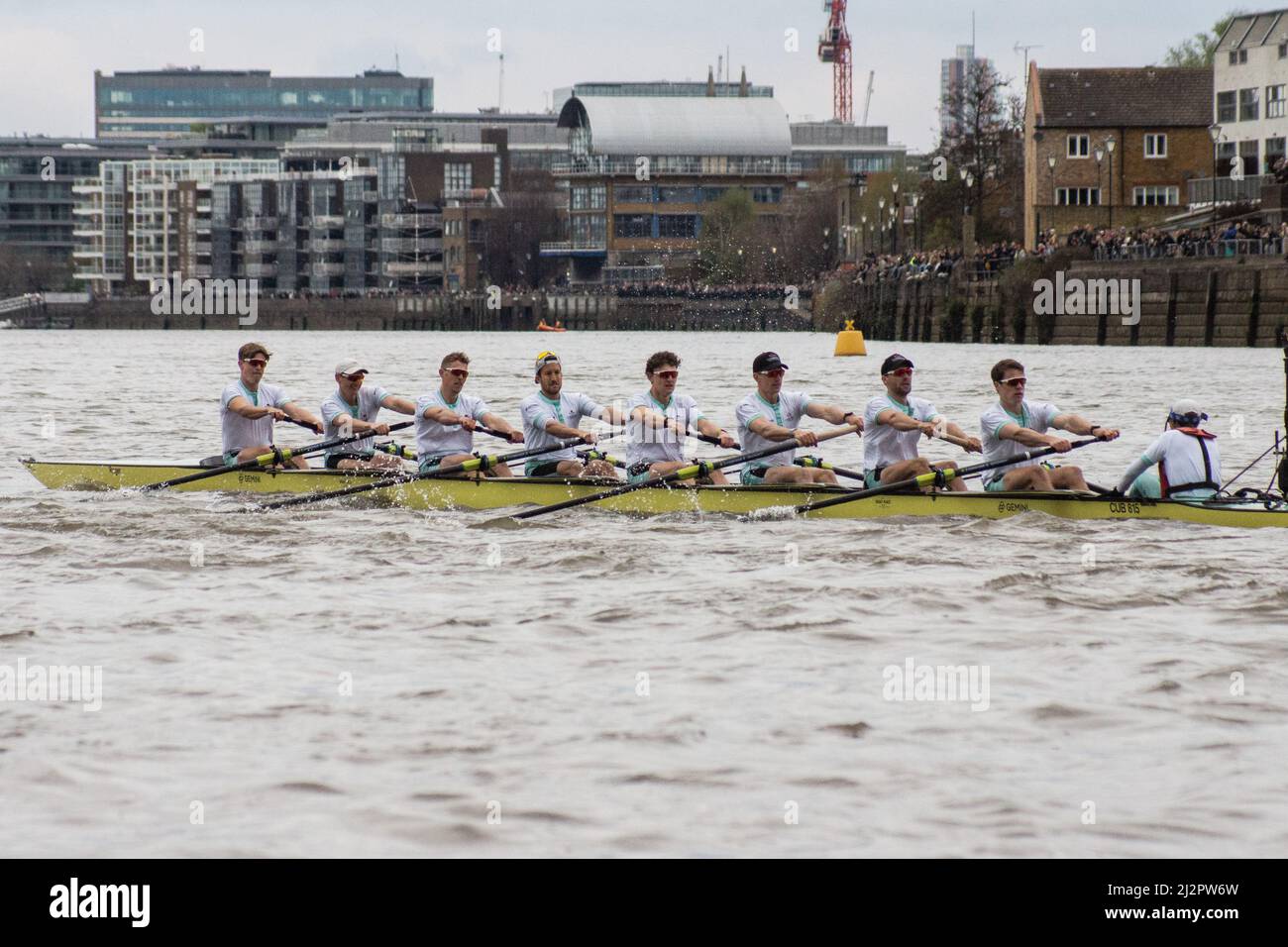 London, Großbritannien. 3. April 2022. Cambridge.Oxford schlägt Cambridge im 2022 Boat Race. Die Oxford Mens Crew sicherte sich ihren ersten Sieg seit 2017 beim 167. Boat Race wieder zu Hause auf dem Tideway. BBC tv berichtete über die Veranstaltung, während Clare Balding kommentierte und Sir Matt Pinsent umgab. Kredit: Peter Hogan/Alamy Live Nachrichten Stockfoto