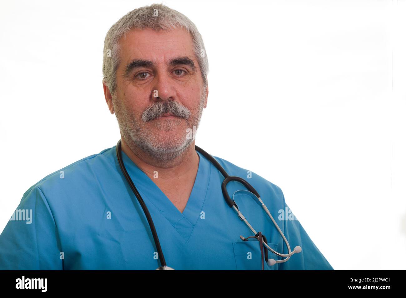 Doktor schaut auf die Kamera, gute Nachrichten, Gruß, withe background. Stockfoto