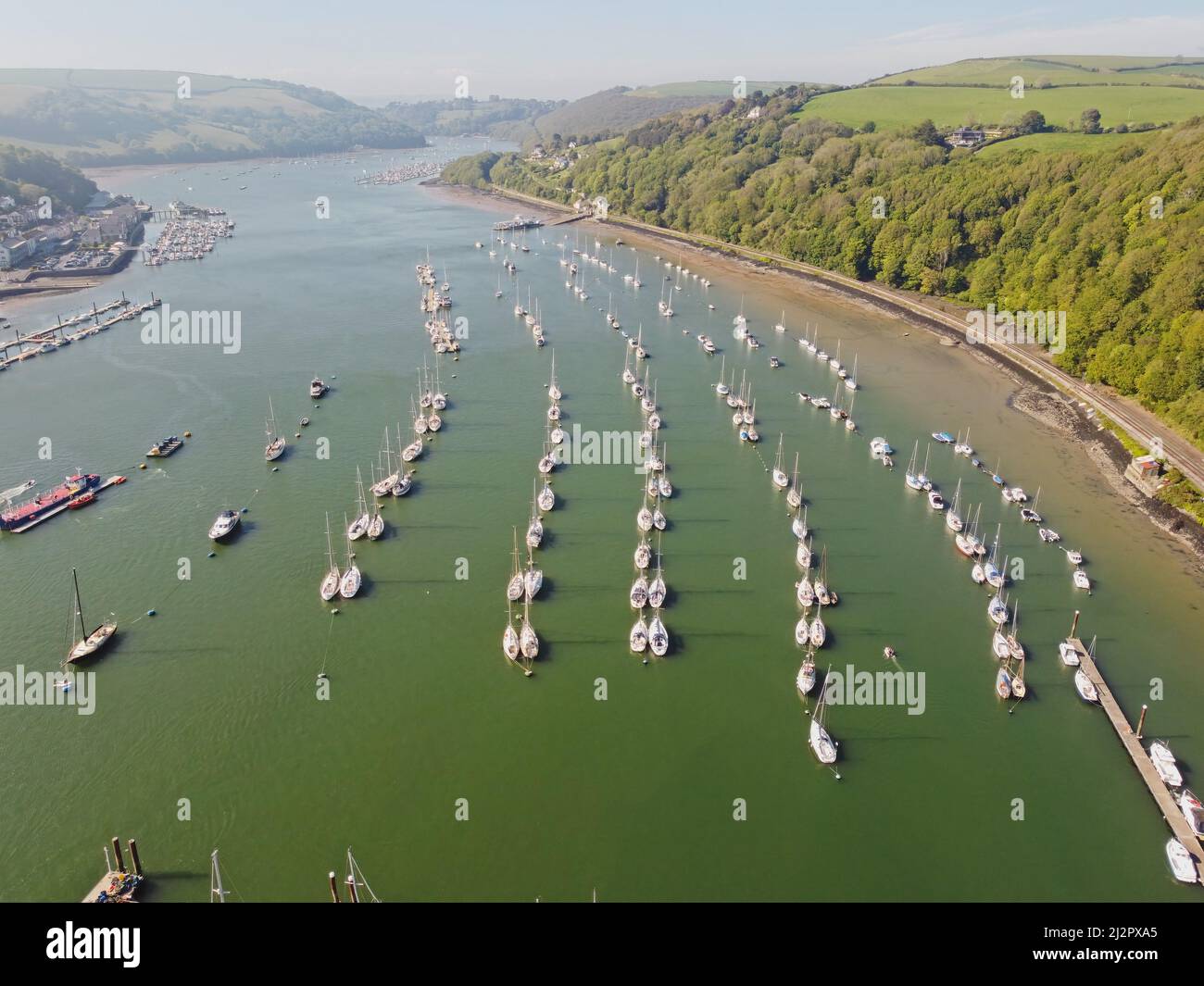 Luftaufnahme von Kingswear und Dartmouth, Devon, mit Booten, die auf Piers auf dem Fluss Dart, England, festgemacht sind. Stockfoto