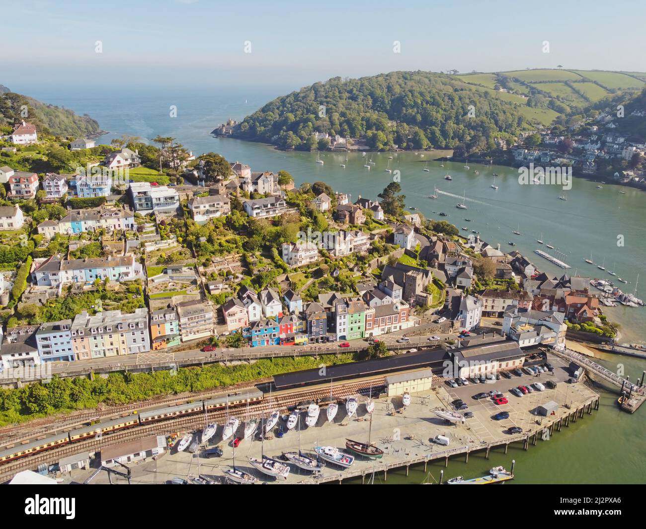 Luftaufnahme von Kingswear und Dartmouth, Devon, mit Booten, die auf Piers auf dem Fluss Dart, England, festgemacht sind. Stockfoto