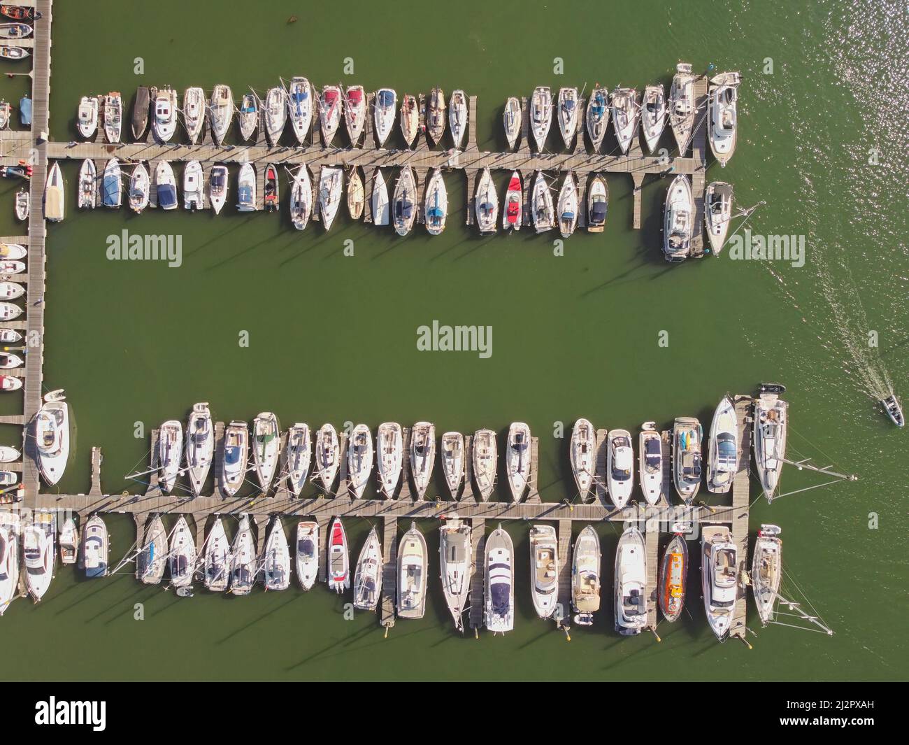 Luftaufnahme von Kingswear und Dartmouth, Devon, mit Booten, die auf Piers auf dem Fluss Dart, England, festgemacht sind. Stockfoto