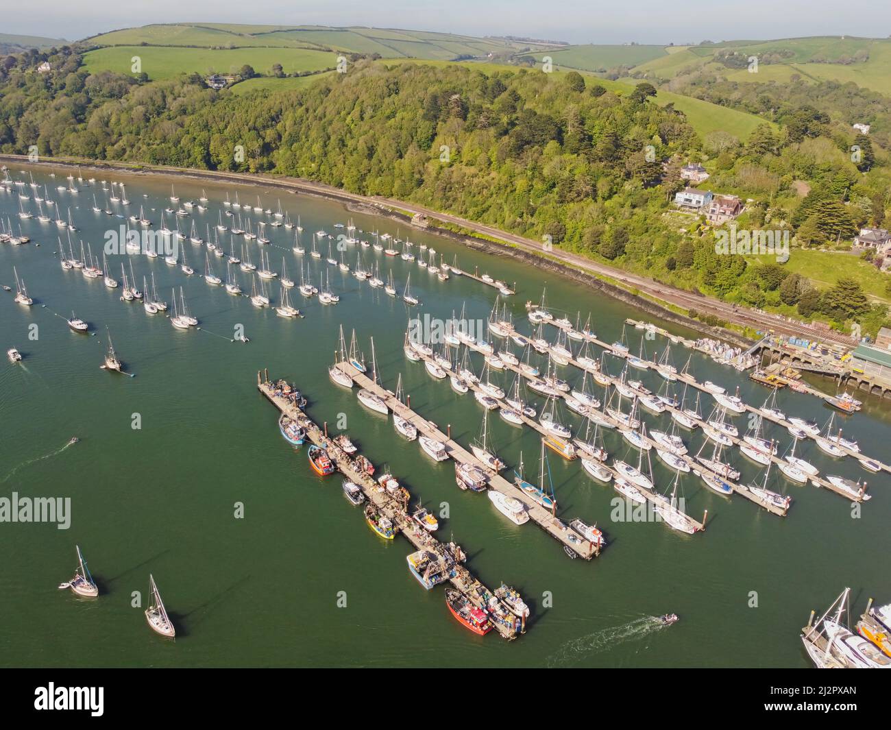 Luftaufnahme von Kingswear und Dartmouth, Devon, mit Booten, die auf Piers auf dem Fluss Dart, England, festgemacht sind. Stockfoto