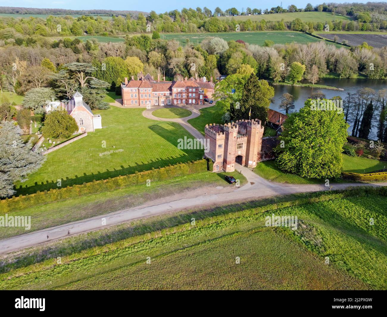 Luftdrohnenaufnahme von Lullingstone Castle und dem World Garden in Eynsford, Kent, England. Stockfoto