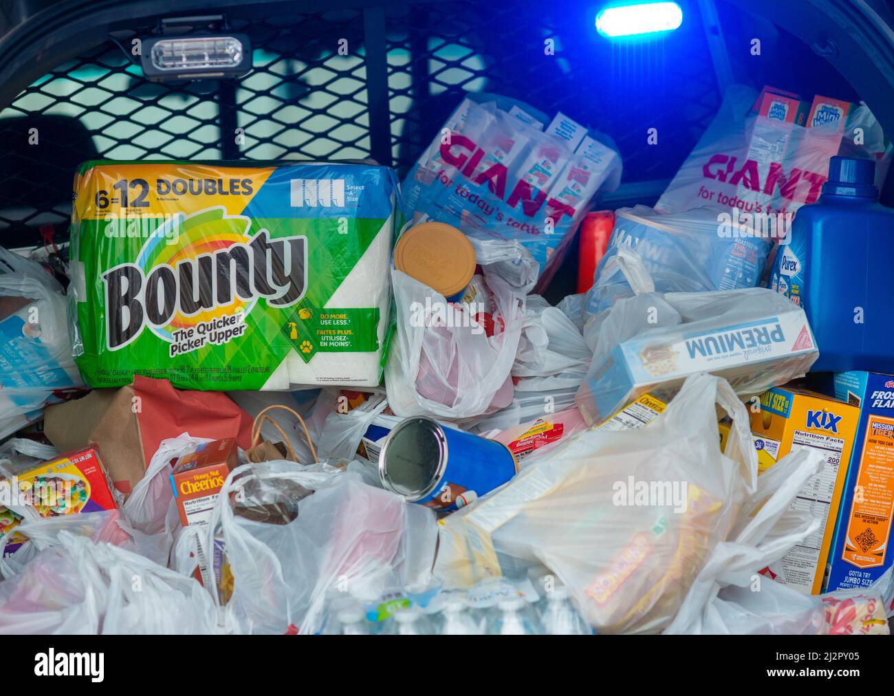 Warminster, Usa. 03. April 2022. Während einer Food-Drive-Fahrt auf dem Eiscruiser ruhen Gegenstände, um die Lebensmittelregale der Warminster Food Bank am Sonntag, den 03. April 2022 bei Giant in Warminster, Pennsylvania, aufzufüllen. Über 2300 Pfund Lebensmittel wurden zusammen mit Geschenkkarten und anderen Gegenständen gespendet. (Foto: William Thomas Cain/Alamy Live News Stockfoto
