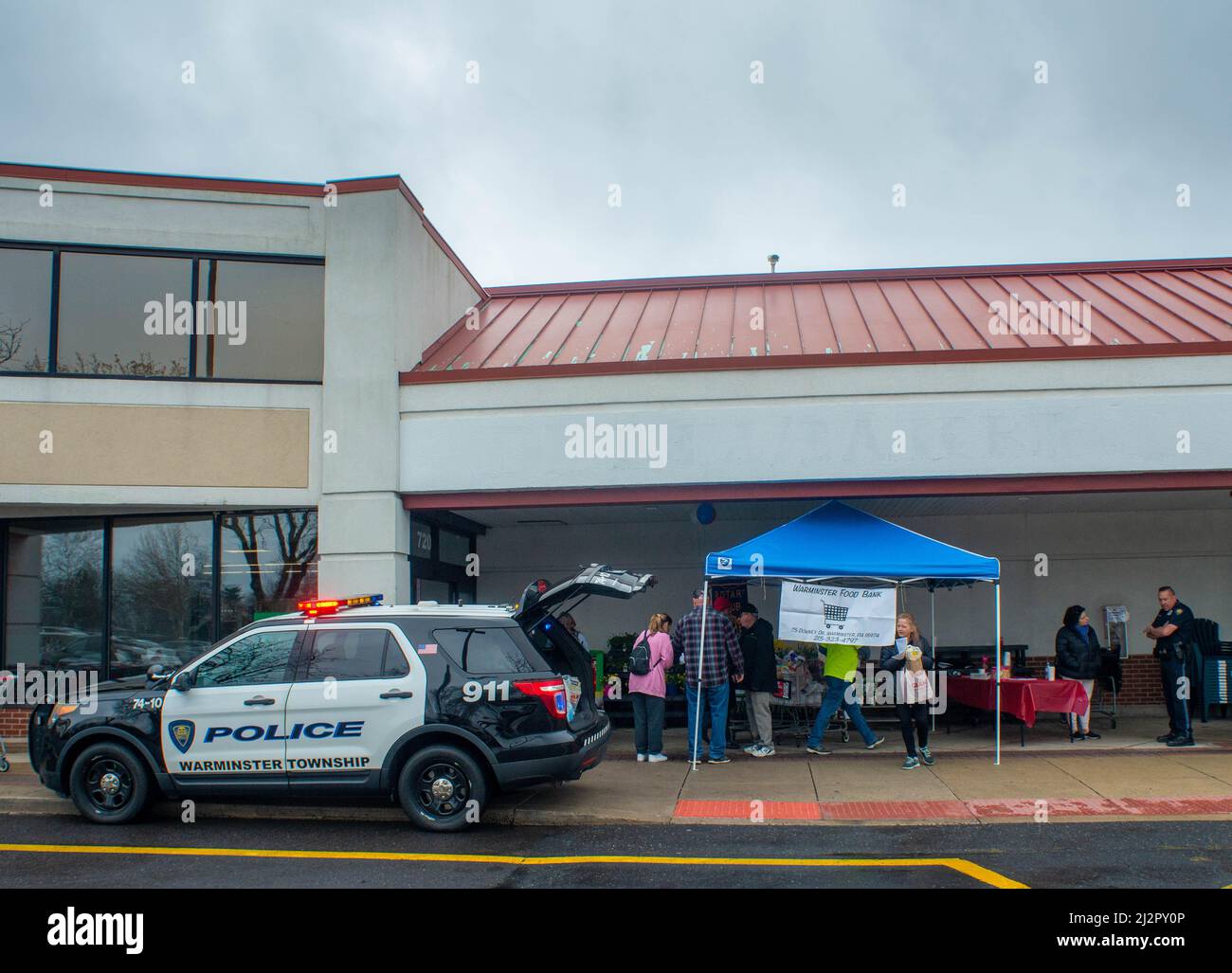 Warminster, Usa. 03. April 2022. Am Sonntag, den 03. April 2022, im Giant in Warminster, Pennsylvania, liegt am Eingang eine Polizei von Warminster für Spenden, um die Lebensmittelregale der Warminster Food Bank aufzufüllen. Über 2300 Pfund Lebensmittel wurden zusammen mit Geschenkkarten und anderen Gegenständen gespendet. (Foto: William Thomas Cain/Alamy Live News Stockfoto