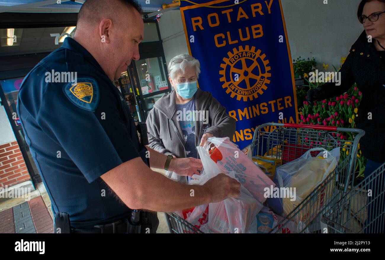 Warminster, Usa. 03. April 2022. Chris McCole, Polizeibeamter von Warminster (links), hilft bei Spenden während einer Lebensmittelaktion, um die Lebensmittelregale der Warminster Food Bank am Sonntag, den 03. April 2022 in Gant in Warminster, Pennsylvania, aufzufüllen. Über 2300 Pfund Lebensmittel wurden zusammen mit Geschenkkarten und anderen Gegenständen gespendet. (Foto: William Thomas Cain/Alamy Live News Stockfoto