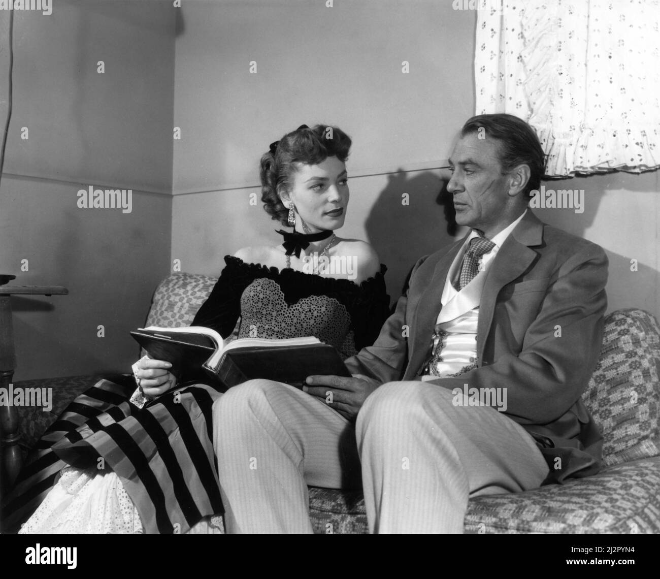 LAUREN BACALL und GARY COOPER im Ankleideraum haben während der Dreharbeiten zu BRIGHT LEAF 1950, der Garderobe des Regisseurs MICHAEL CURTIZ, Marjorie Best und Leah Rhodes Warner Bros., ein Drehbuch am Set Stockfoto