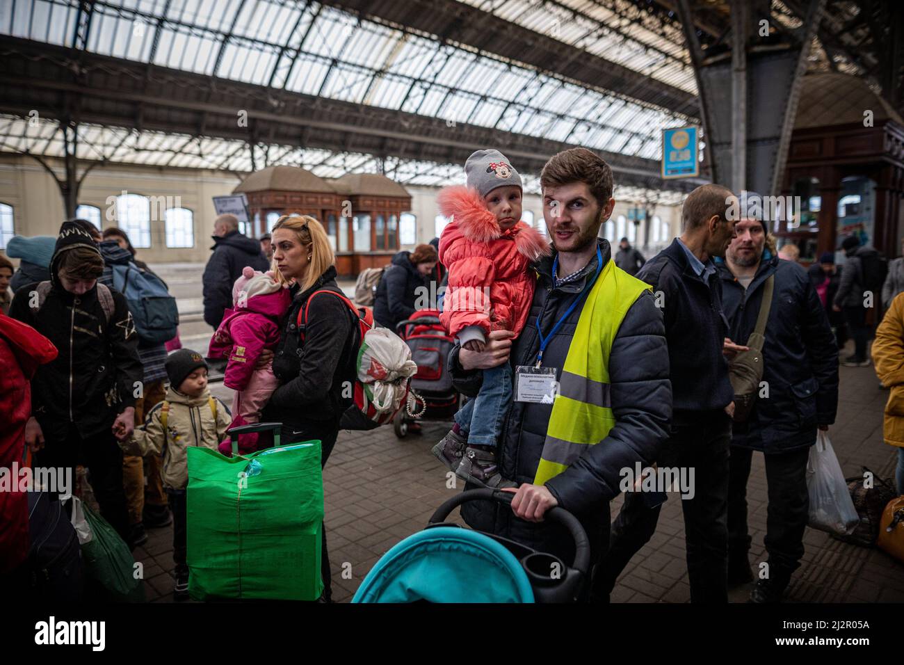 LVIV, UKRAINE - APR 02, 2022: Krieg in der Ukraine. Freiwillige helfen Flüchtlingen des Evakuierungszuges, der Menschen aus Mariupol, Berdyansk und Kryvyi Ri brachte Stockfoto