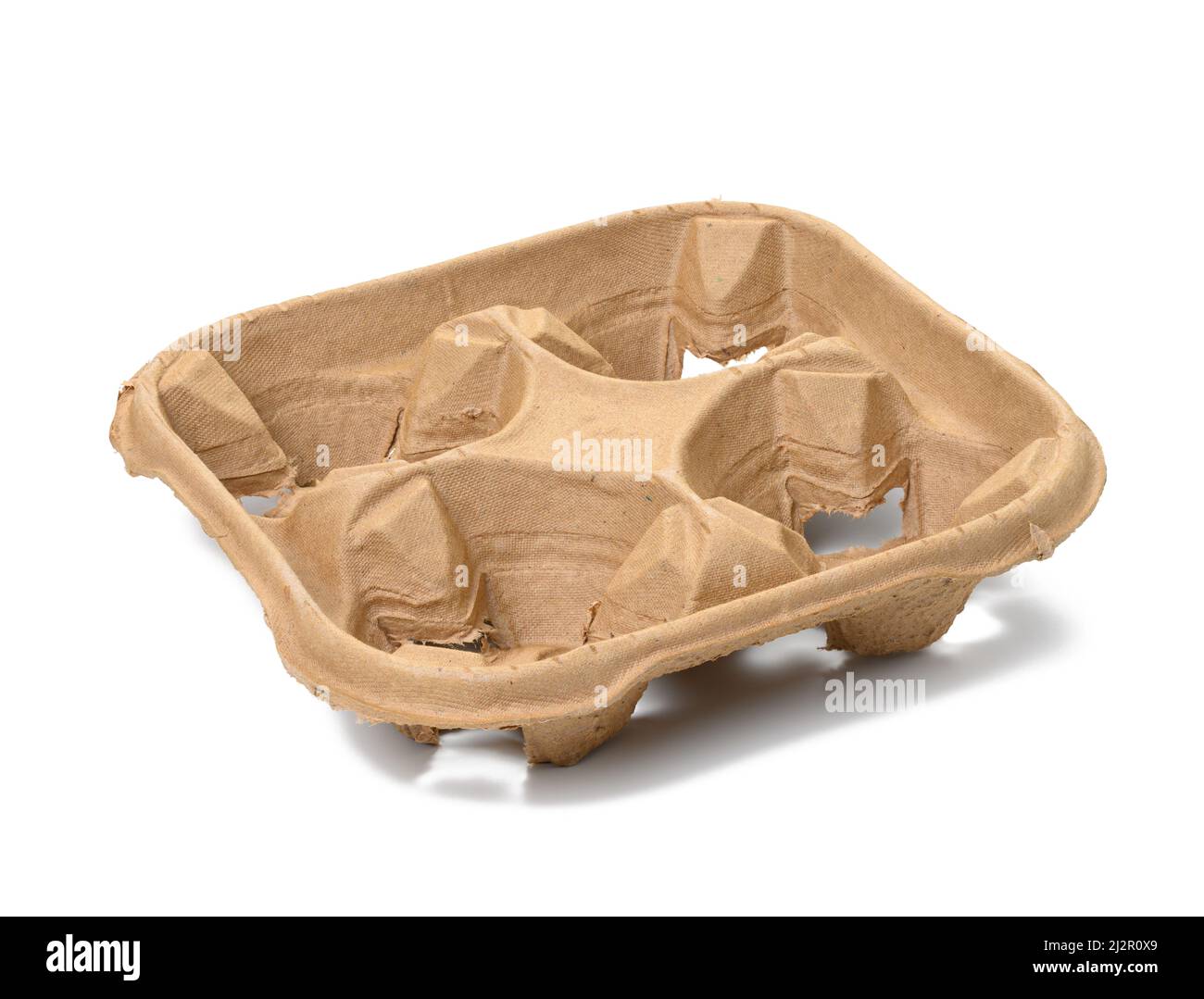 Quadratischer Papphalter aus recycelten ökologischen Rohstoffen für vier Tassen Kaffee oder Tee auf weißem, isoliertem Hintergrund Stockfoto