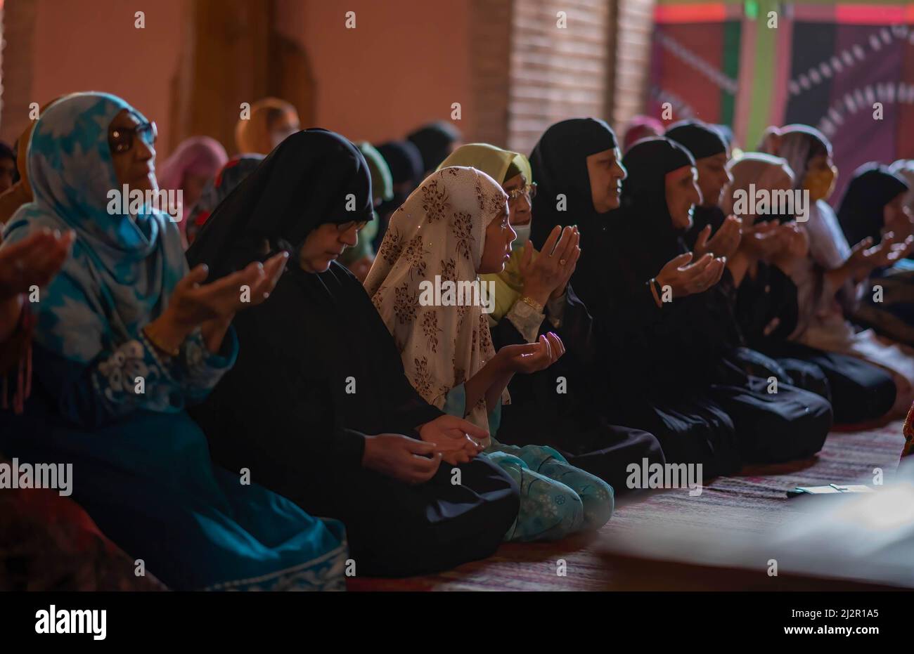 Muslimische Frauen aus Kaschmir beten am ersten Tag des Ramadan in Jamia Masjid. Der heiligste Monat des Islam Ramadan ist eine Zeit des intensiven Gebets, des Fastens von Sonnenaufgang bis Sonnenuntergang und der nächtlichen Feste. Stockfoto