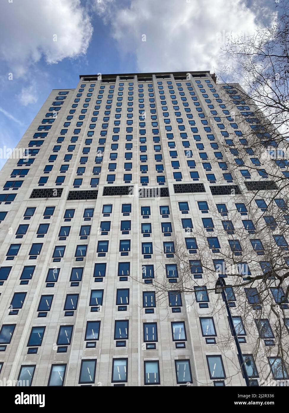 Der Wolkenkratzer des Shell Center Hauptsitzes von unten an einem sonnigen Tag in Waterloo, London Stockfoto