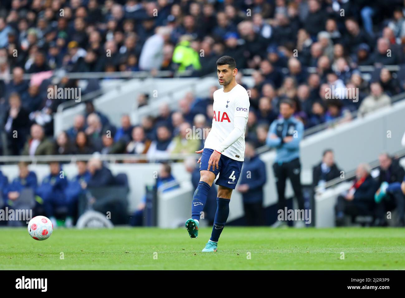Tottenham Stadium, London England. 3. April 2022. Premiership Football, Tottenham Hotspur versus Newcastle; Cristian Romero of Tottenham Hotspur Kredit: Action Plus Sports/Alamy Live News Stockfoto