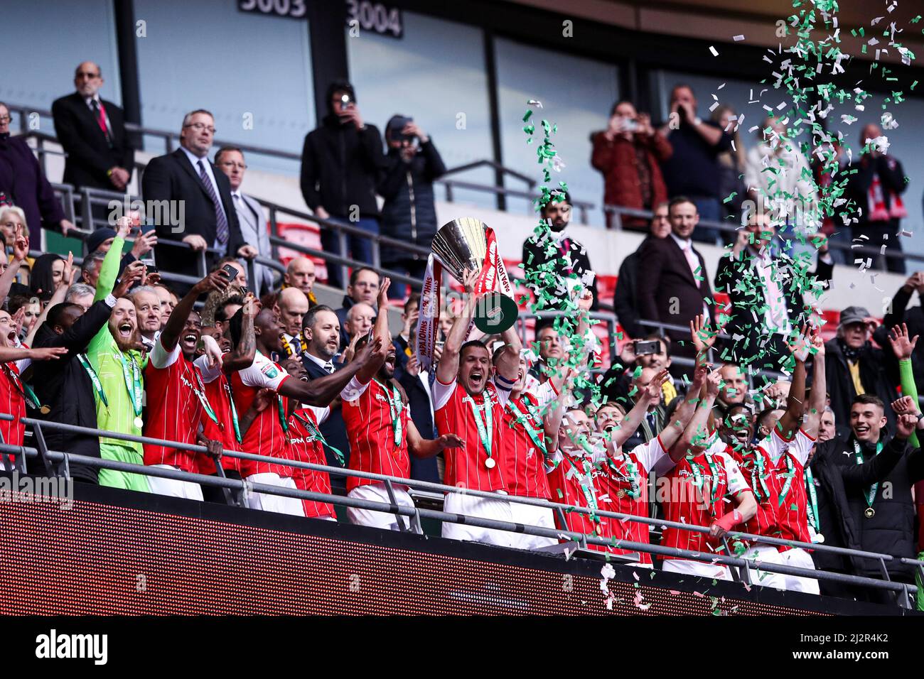 LONDON, GROSSBRITANNIEN. APR 3. Kapitän Richard Wood von Rotherham United hebt die Trophäe nach dem Spiel während des Papa John Trophy Finales zwischen Sutton United und Rotherham United am Sonntag, 3.. April 2022 im Wembley Stadium, London. (Kredit: Tom West | MI News) Kredit: MI Nachrichten & Sport /Alamy Live News Stockfoto