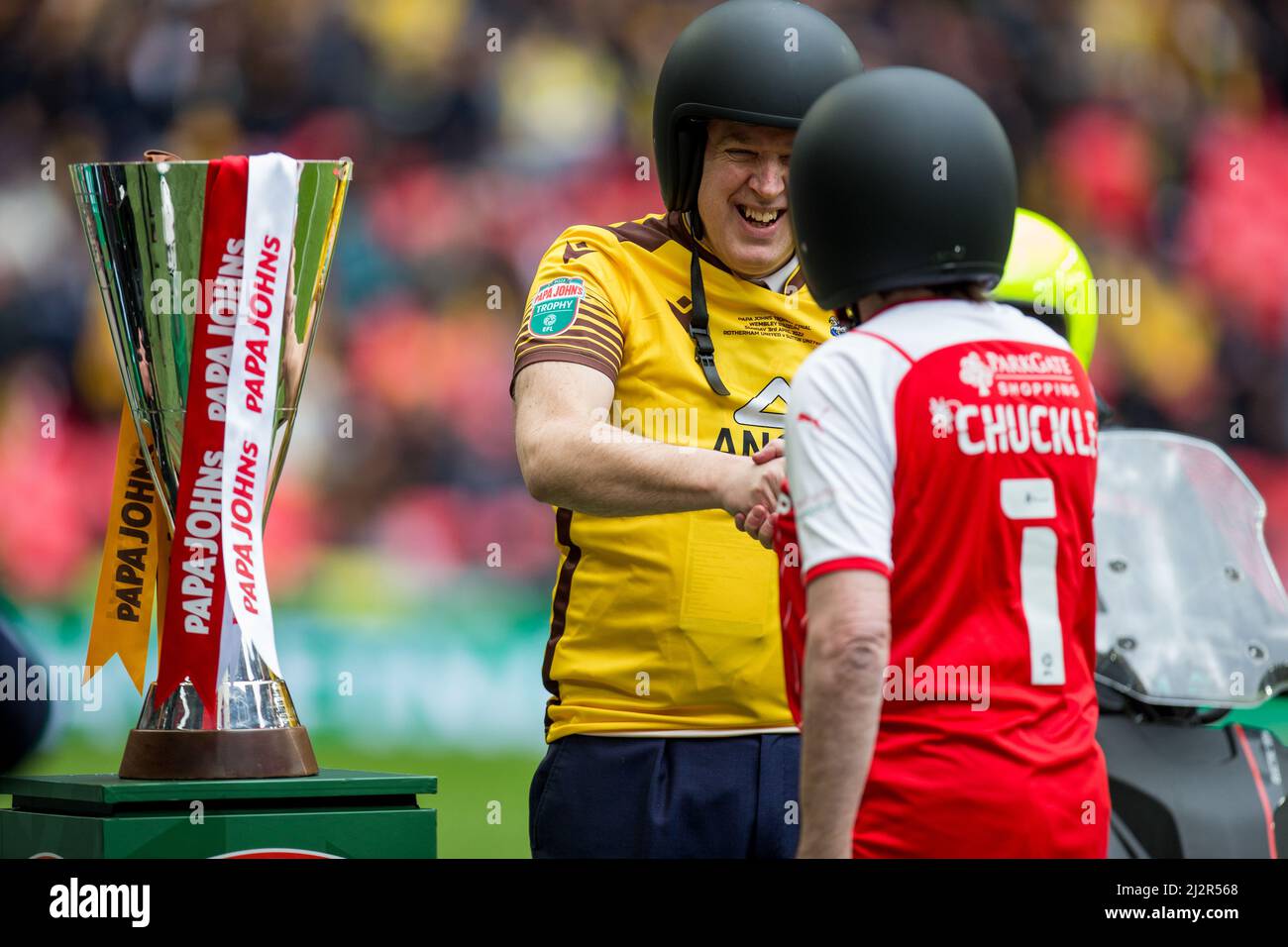 LONDON, GROSSBRITANNIEN. APR 3. während des Papa John Trophy Finales zwischen Sutton United und Rotherham United im Wembley Stadium, London am Sonntag, 3.. April 2022. (Kredit: Federico Maranesi | MI Nachrichten) Kredit: MI Nachrichten & Sport /Alamy Live Nachrichten Stockfoto