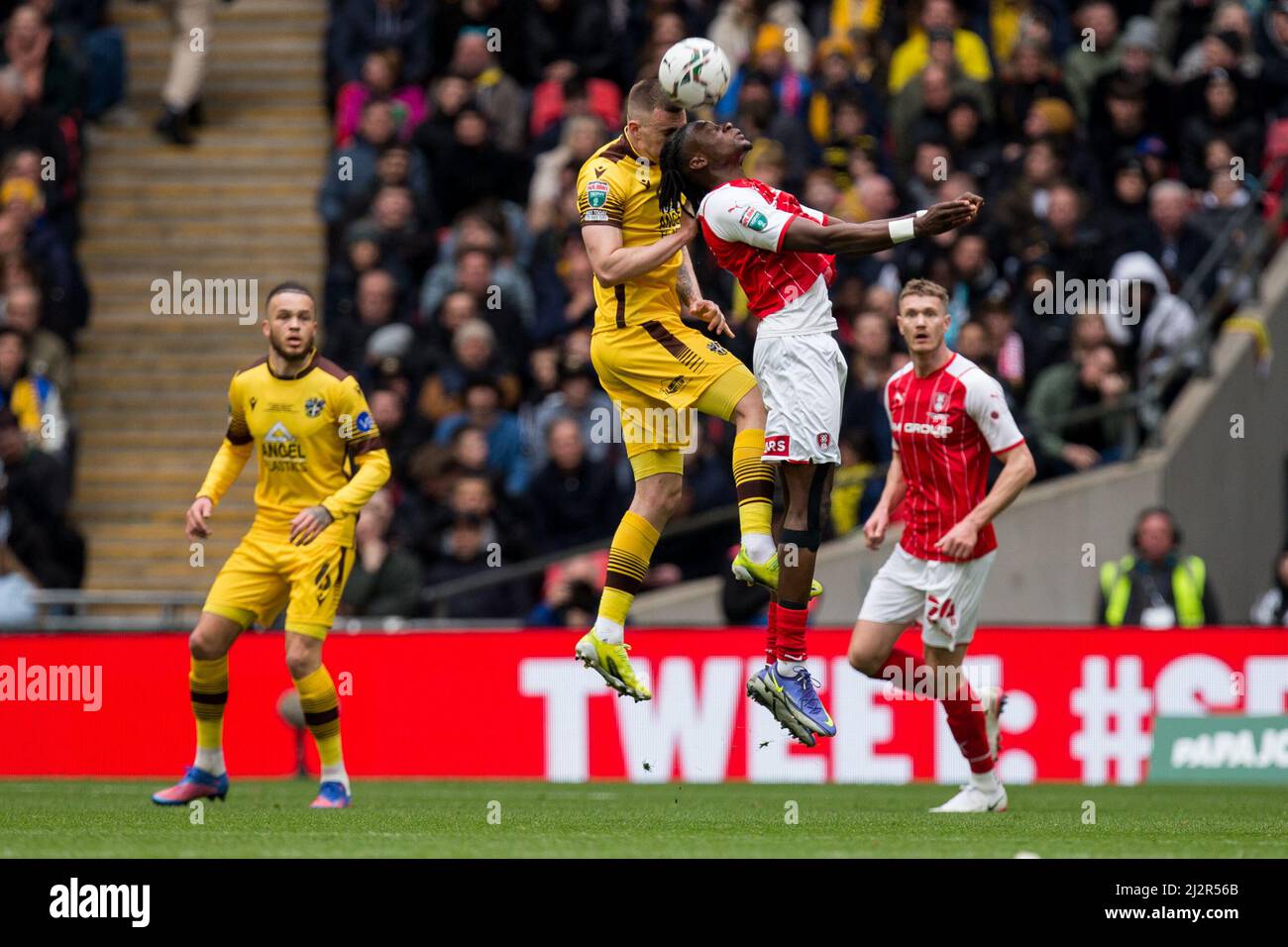 LONDON, GROSSBRITANNIEN. APR 3. während des Papa John Trophy Finales zwischen Sutton United und Rotherham United im Wembley Stadium, London am Sonntag, 3.. April 2022. (Kredit: Federico Maranesi | MI Nachrichten) Kredit: MI Nachrichten & Sport /Alamy Live Nachrichten Stockfoto