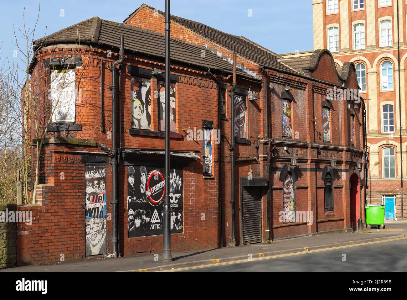 Wigan, England - Vereinigtes Königreich - 15.. März 2022: Außenansicht eines alten Backsteingebäudes in der englischen Stadt. Stockfoto