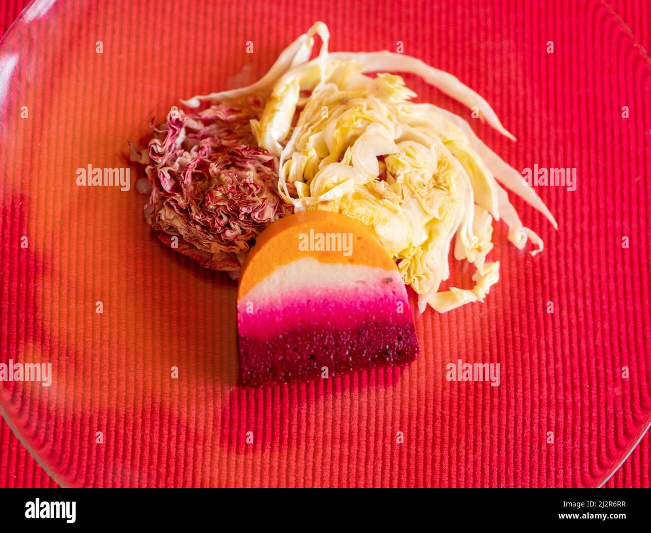 Eine farbenfrohe Terrine aus Rote Beete, Karotte und Blumenkohl servierte Radicchio und Zuckerkonus-Salat. Stockfoto