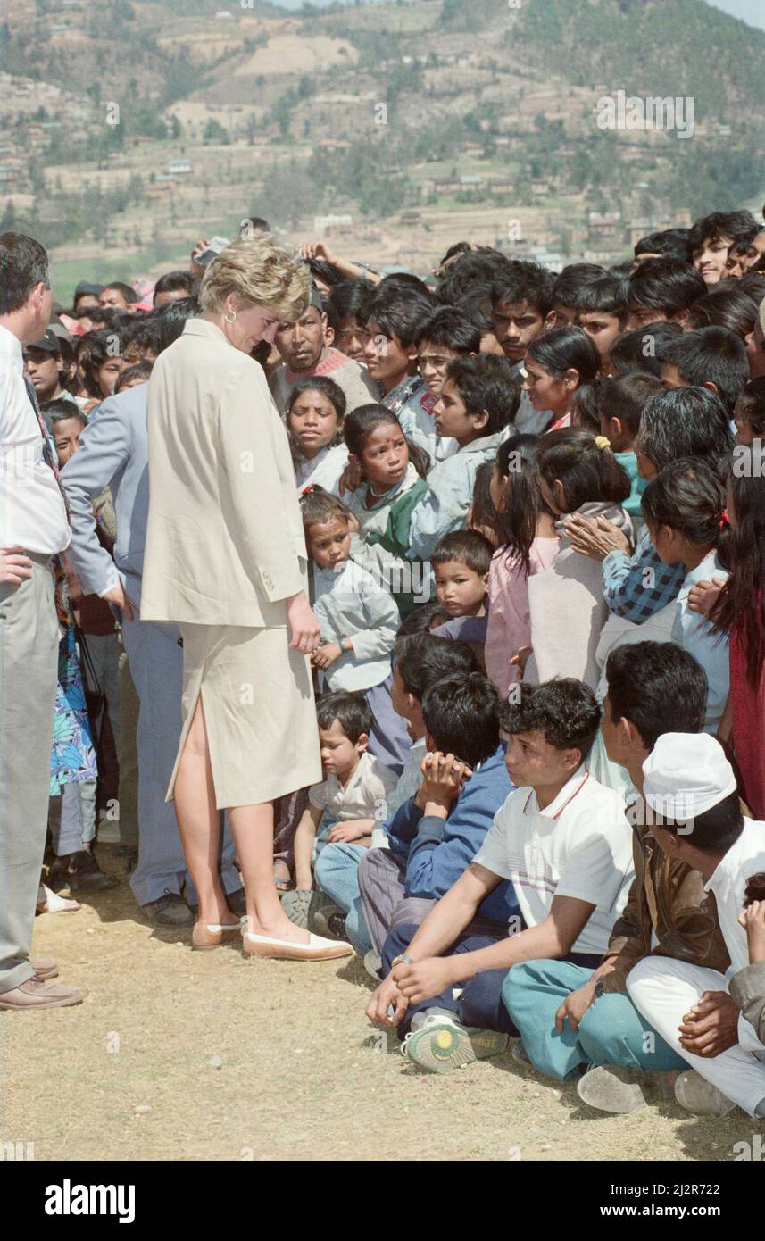 S.H. Prinzessin Diana, Prinzessin von Wales, in Nepal. Die Prinzessin besuchte Nepal zwischen dem 2.. Und 6.. März 1993 Nepal, offiziell die Demokratische Bundesrepublik Nepal, ist ein Binnenland des zentralen Himalaya-Landes in Südasien. Es hat eine Bevölkerung von 26,4 Millionen und ist das 93. größte Land nach Gebiet. Foto zeigt Prinzessin Diana bei einem Besuch bei einem Rotkreuzprojekt in Panauti, Nepal, Foto aufgenommen am 5.. März 1993This Reise ist der erste offizielle Einzelbesuch im Ausland seit der Trennung von Prinz Charles. Stockfoto