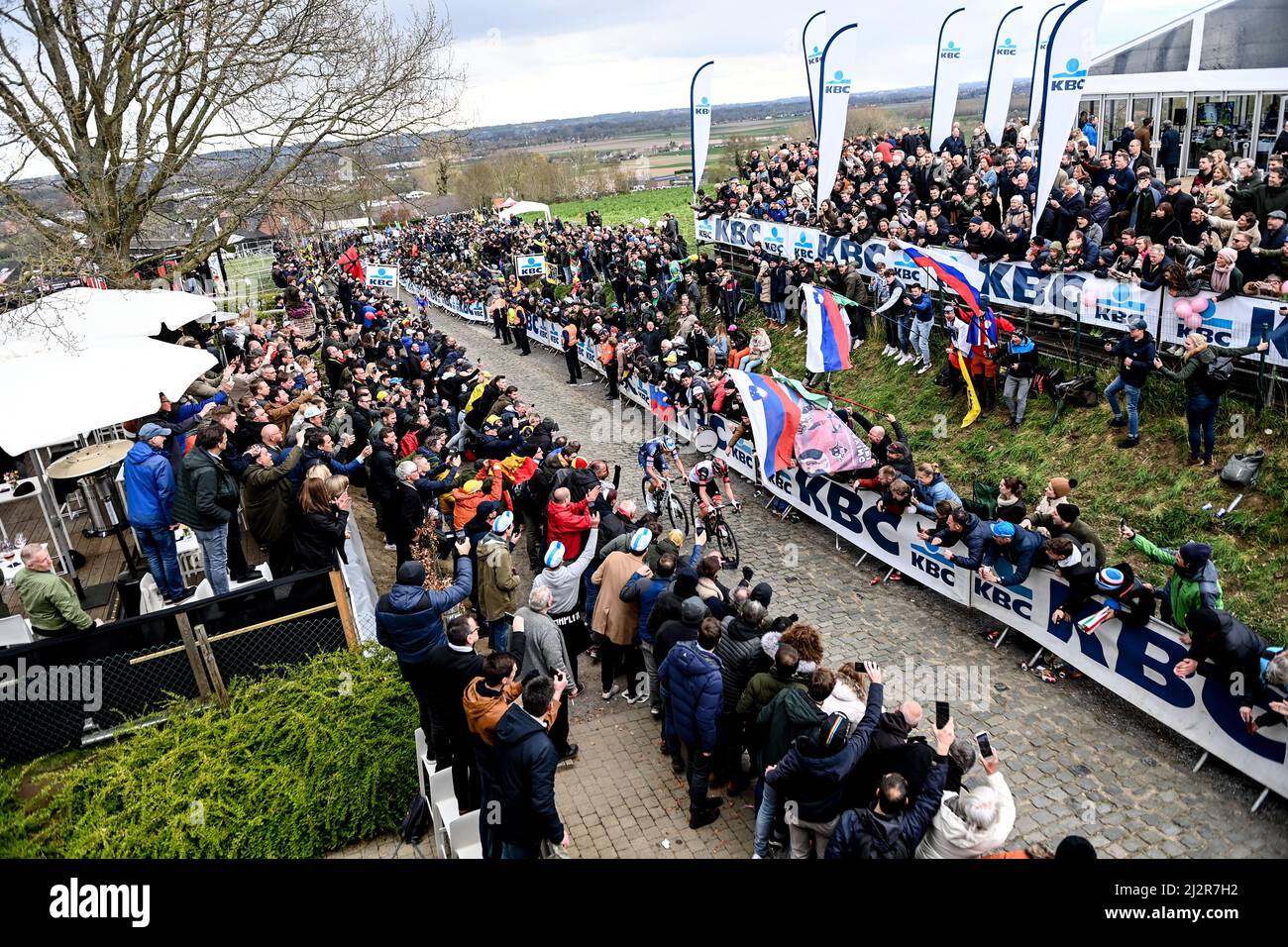 Belgien. 3.. April 2022, Belgien. Die Flandern-Rundfahrt 2022 von Antwerpen (Antwerpen) nach Oudenaarde. Tadej Pogacar für das Team UAE Emirates besteigt den Kwaremont, dicht gefolgt von Etappensieger Mathieu Van der Poel für das Team Alpeci Fenix. Kredit: Peter Goding/Alamy Live Nachrichten Stockfoto