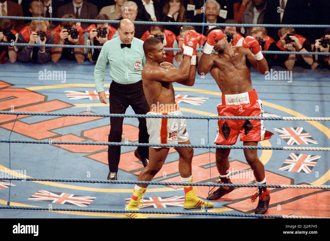 Lennox Lewis gegen Donovan Razor Ruddock.Lewis behielt seine britischen und europäischen Titel auch den Commonwealth Heavyweight Titel durch Knock-out in Runde zwei. (Bild) Lewis landet einen oberen Schnitt. 31.. Oktober 1992 Stockfoto