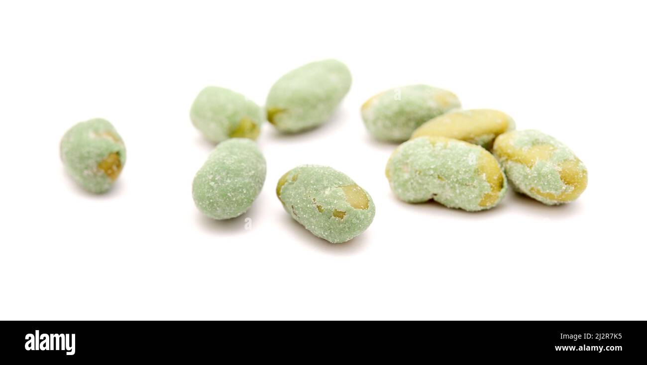 Edamame-Bohnen, die mit Wasabi und Salzsnack überzogen sind, isoliert auf weißem Hintergrund Stockfoto