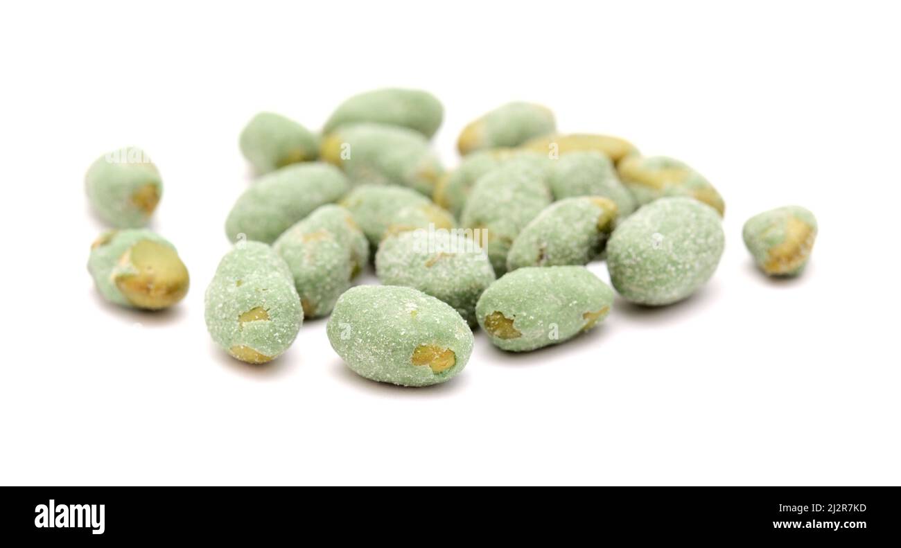 Edamame-Bohnen, die mit Wasabi und Salzsnack überzogen sind, isoliert auf weißem Hintergrund Stockfoto