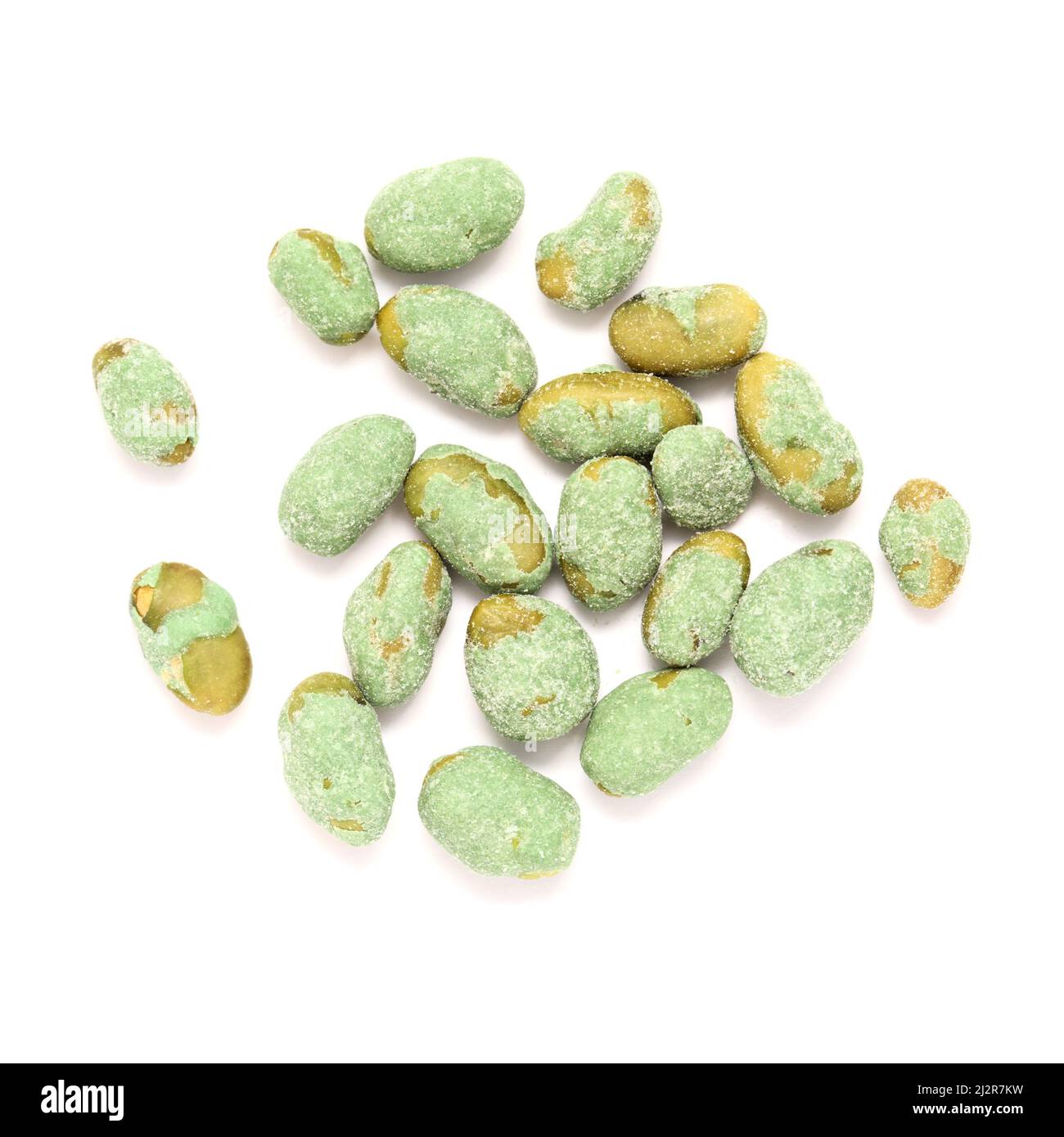 Edamame-Bohnen, die mit Wasabi und Salzsnack überzogen sind, isoliert auf weißem Hintergrund Stockfoto