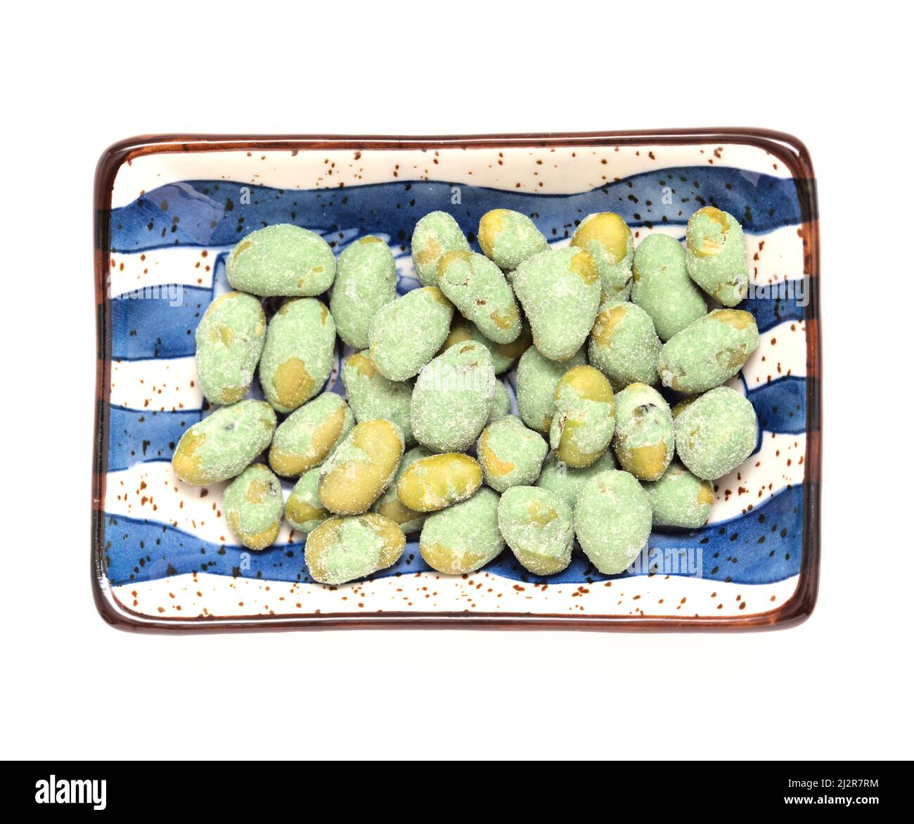 Edamame-Bohnen, die mit Wasabi und Salzsnack überzogen sind, isoliert auf weißem Hintergrund Stockfoto