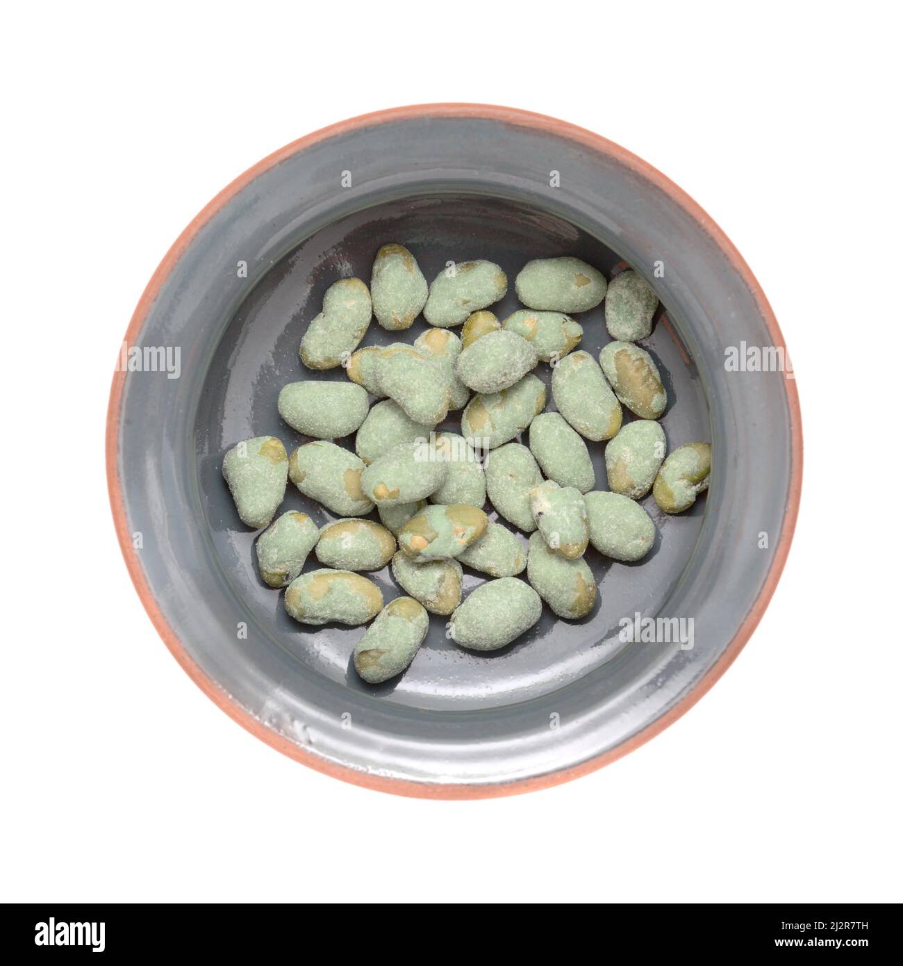 Edamame-Bohnen, die mit Wasabi und Salzsnack überzogen sind, isoliert auf weißem Hintergrund Stockfoto