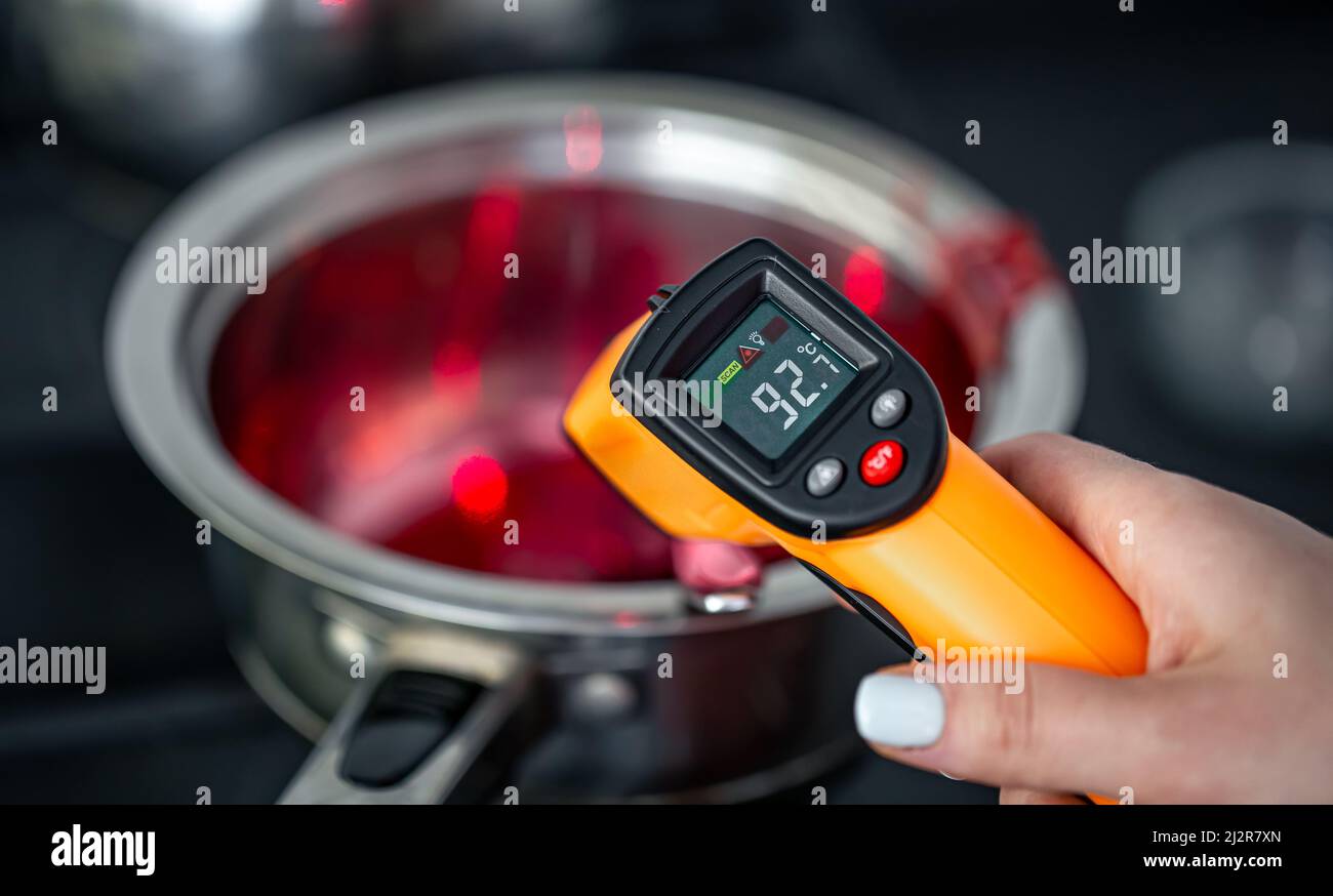 Der Prozess der Herstellung von Fruchtgelee auf einem Induktionsherd. Stockfoto