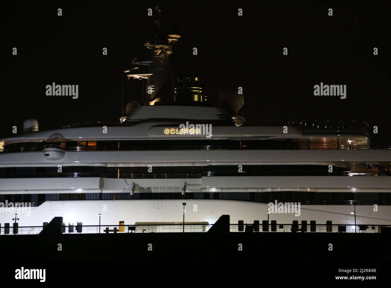 Die Megayacht 'Eclipse' des russisch-israelisch-portugianischen Oligarchen und Milliardärs Roman Arkadjewitsch Abramowitsch ist oft im Hamburger Hafen zu sehen. Sie werden hier in der Bauwerft Blohm+Voss regelmäßig gewartet. Die Yacht ist 162m lang und bietet Platz für 128 Passagiere. Die Baukosten betrugen mehr als 500Millionen Euro Stockfoto