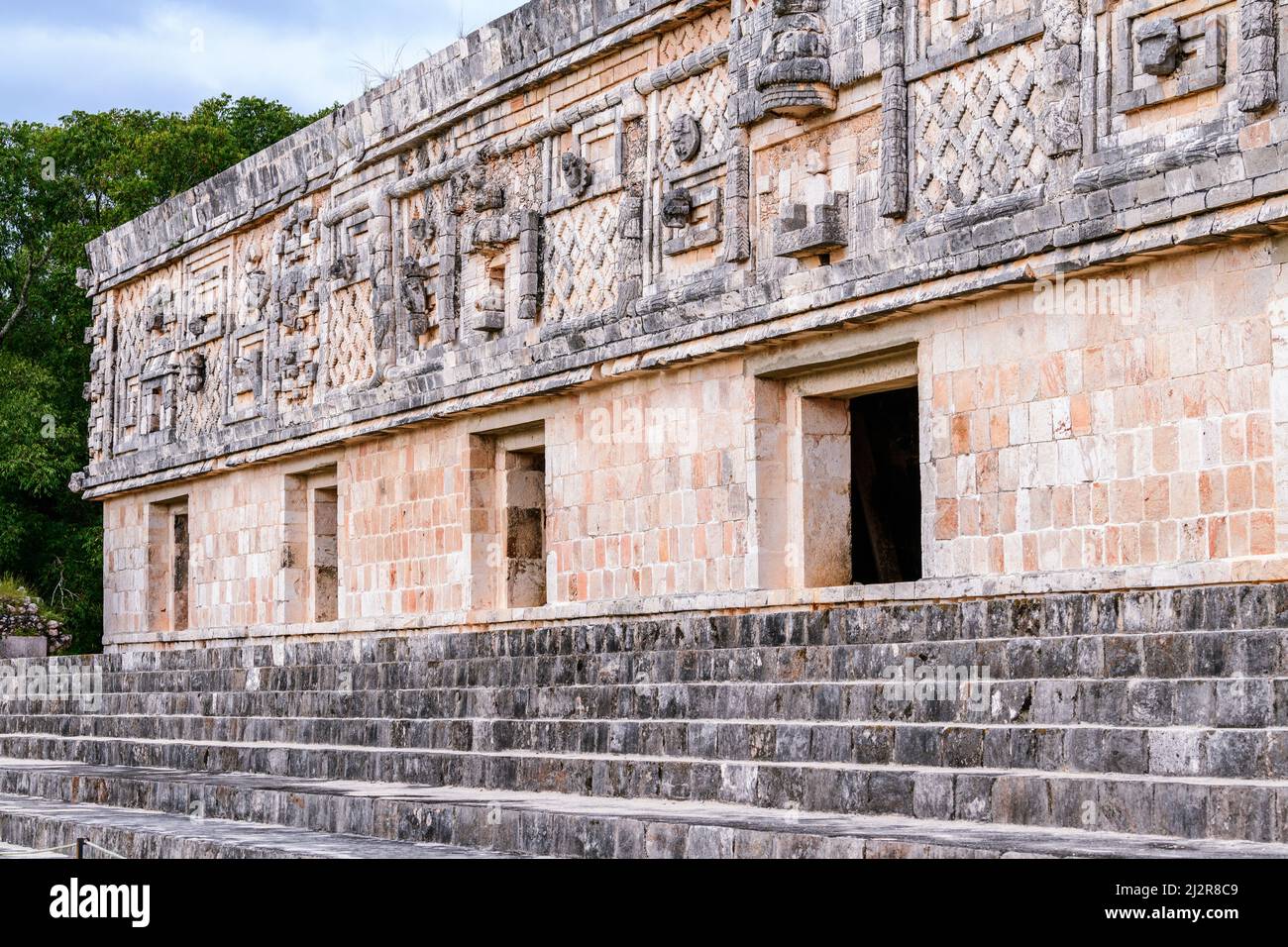 Nonnenkloster Viereckstruktur mit Steinschnitzereien an der Wand an der archäologischen Stätte Uxmal im Puuc-Architekturstil in Yucatan, Mexiko Stockfoto