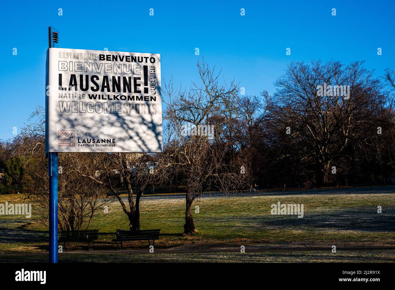 Lausanne, Schweiz - 02.03.2022: Willkommen bei Lausanne. Begrüßungs-Nachrichten in vielen verschiedenen schriftlichen Sprachen, Französisch, Englisch, Deutsch und Stockfoto