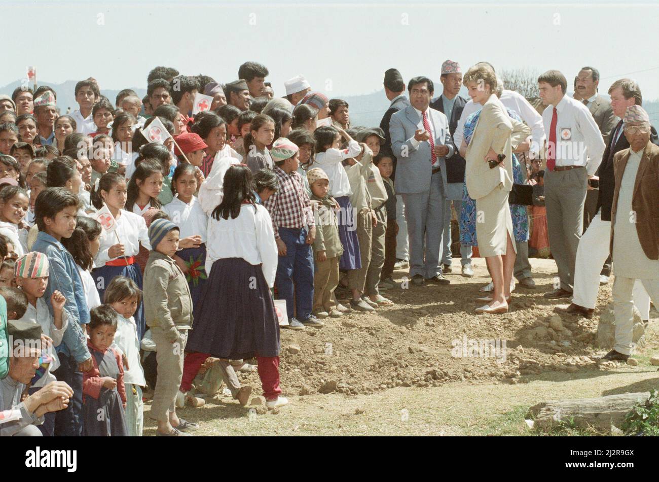 S.H. Prinzessin Diana, Prinzessin von Wales, in Nepal. Die Prinzessin besuchte Nepal zwischen dem 2.. Und 6.. März 1993 Nepal, offiziell die Demokratische Bundesrepublik Nepal, ist ein Binnenland des zentralen Himalaya-Landes in Südasien. Es hat eine Bevölkerung von 26,4 Millionen und ist das 93. größte Land nach Gebiet. Foto zeigt Prinzessin Diana bei einem Besuch bei einem Rotkreuzprojekt in Panauti, Nepal, Foto aufgenommen am 5.. März 1993This Reise ist der erste offizielle Einzelbesuch im Ausland seit der Trennung von Prinz Charles. Stockfoto