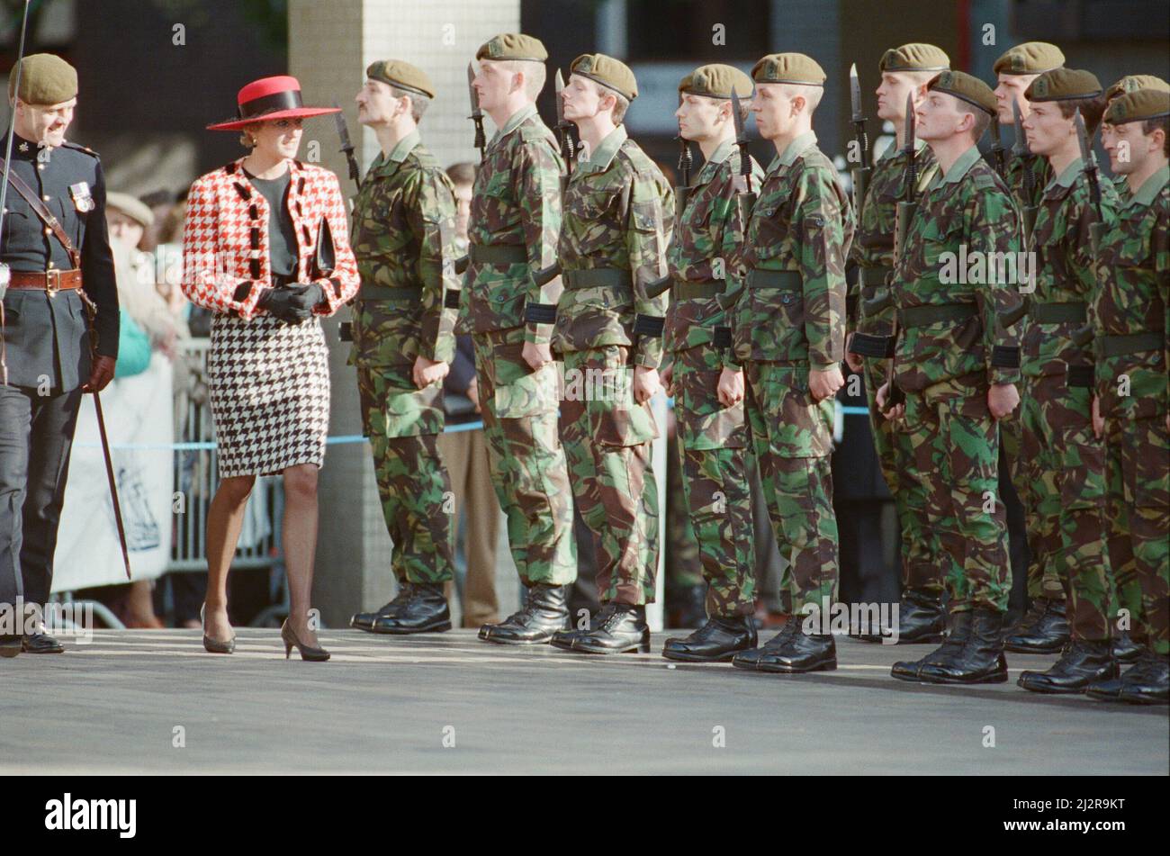 Prinzessin Diana, die Prinzessin von Wales, besucht Portsmouth, um die Freiheit der Stadt zu erhalten. Die Prinzessin inspiziert Mitglieder des Bataillons von 1., des königlichen Regiments der Prinzessin von Wale. Bild aufgenommen am 16.. Oktober 1992 Stockfoto