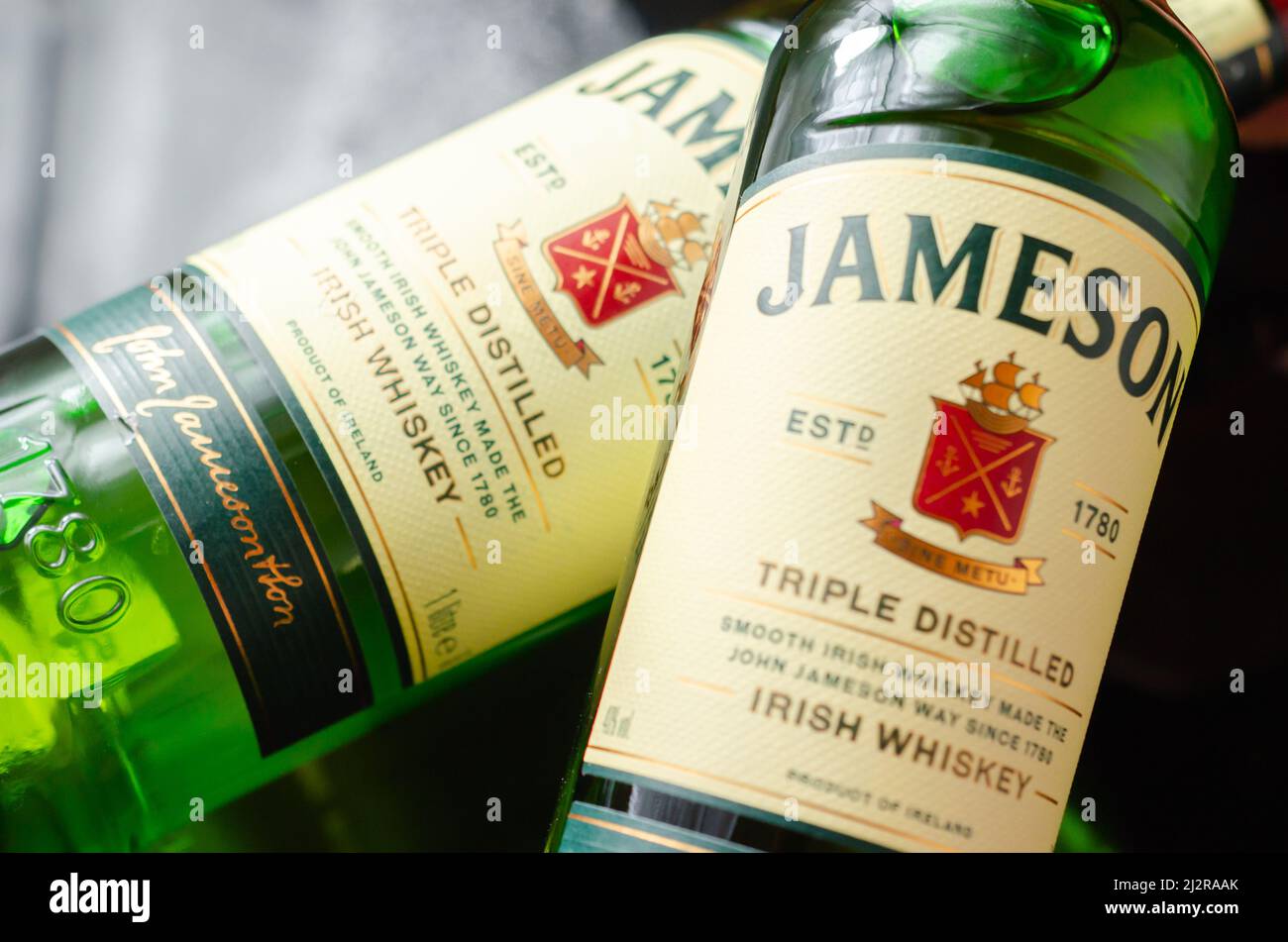 LONDON, VEREINIGTES KÖNIGREICH - FEBRUARY 04, 2022 Jameson Irish Whiskey, Blended the Best of Pot Still and Fine Grain Whiskeys, triple destilliert und in o altern Stockfoto