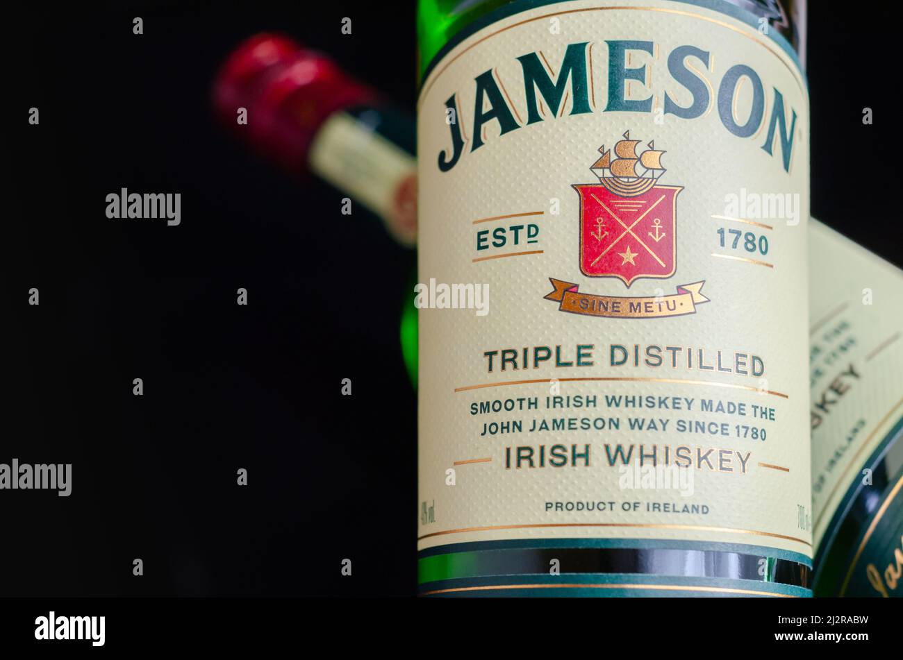 LONDON, VEREINIGTES KÖNIGREICH - FEBRUARY 04, 2022 Jameson Irish Whiskey, Blended the Best of Pot Still and Fine Grain Whiskeys, triple destilliert und in o altern Stockfoto