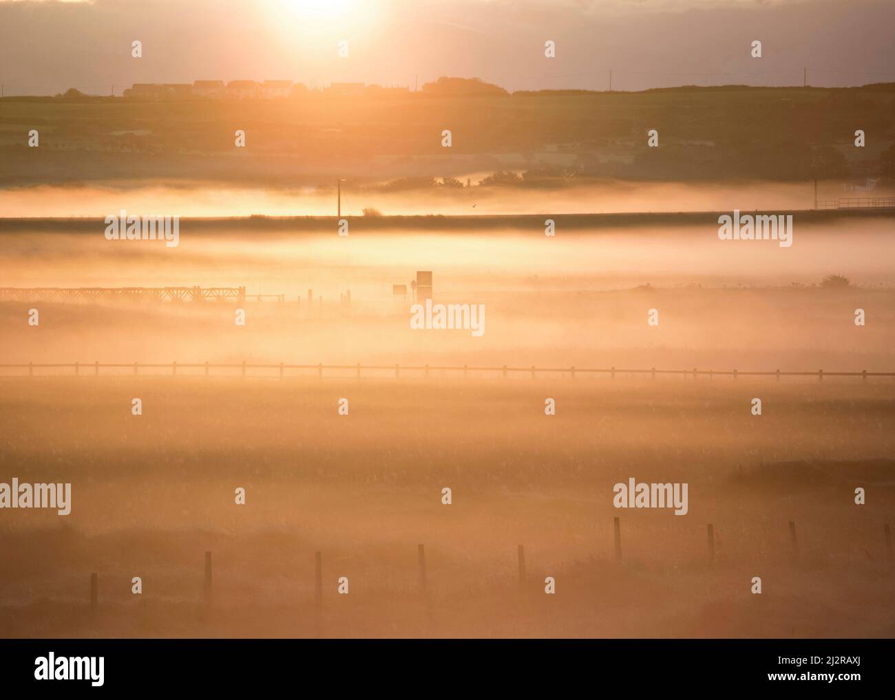 Farbfoto Sonnenaufgang um Afon Crygill Rhoseigr an der Westküste der Isle of Anglesey, Nordwales Großbritannien, Herbst. Stockfoto