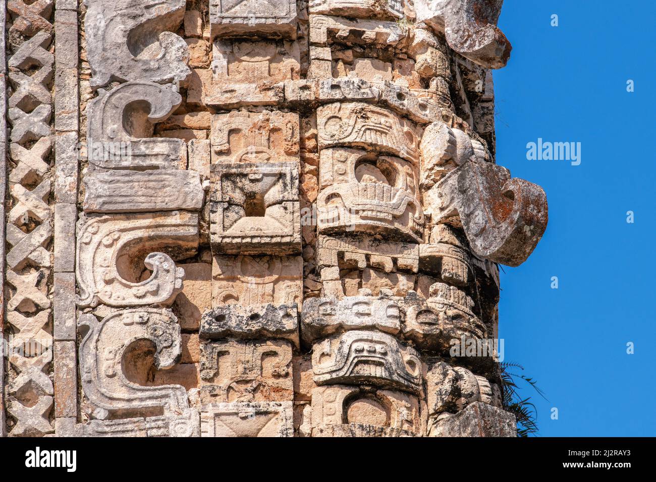 Maya-Wandsteinfassungen in den Maya-Nunnery-Viereckerruinen in Uxmal, Yucatan, Mexiko, UNESCO-Weltkulturerbe Stockfoto