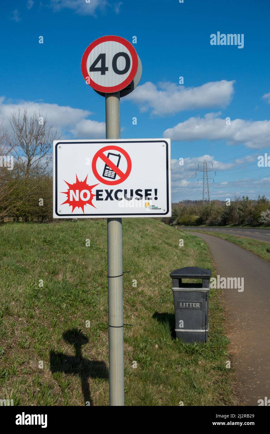 Straßenrand 40mph Geschwindigkeitsbegrenzung und keine Handynutzung Schilder auf Oakham Bypass, Rutland, England, Großbritannien Stockfoto