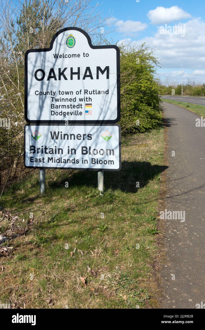 Willkommen bei Oakham Schild zeigt Stadt ist mit Barmstedt (Deutschland) und Dodgeville (USA) verbunden und hat Großbritannien und East Midlands in Bloom Wettbewerbe gewonnen. Stockfoto