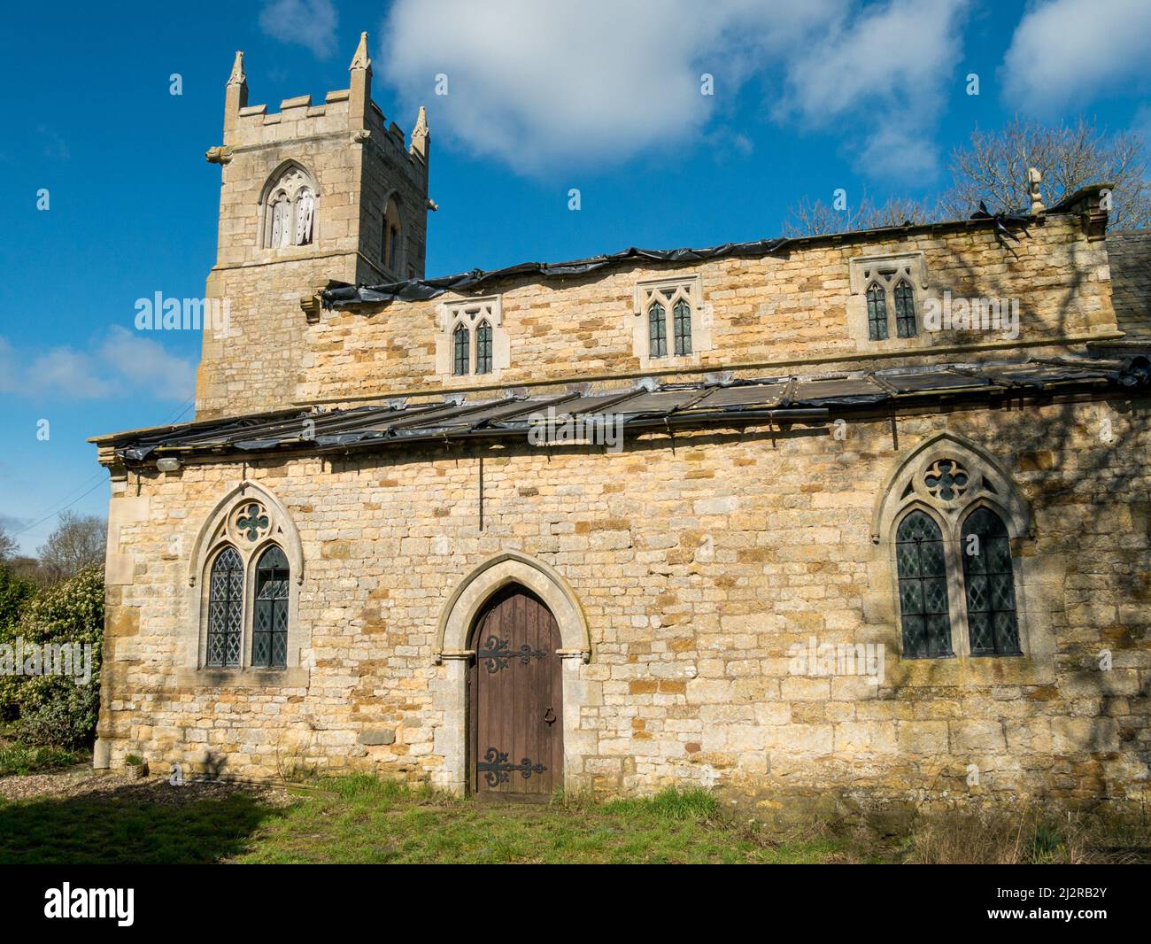 St Mary the Virgin Church, Wyfordby bei Melton Mowbray nach dem Diebstahl von Blei vom Kirchendach und vor Reparaturen, Leicestershire. Stockfoto