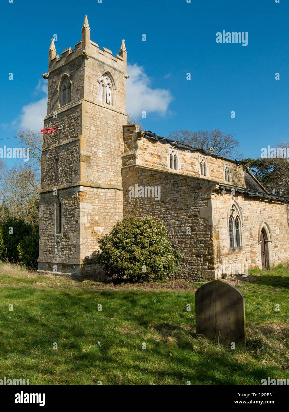 St Mary the Virgin Church, Wyfordby bei Melton Mowbray nach dem Diebstahl von Blei vom Kirchendach und vor Reparaturen, Leicestershire. Stockfoto
